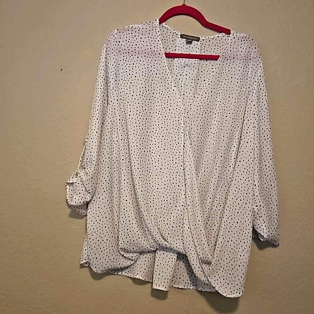 Peace & Pearl's blouse white with black polka dots 1x